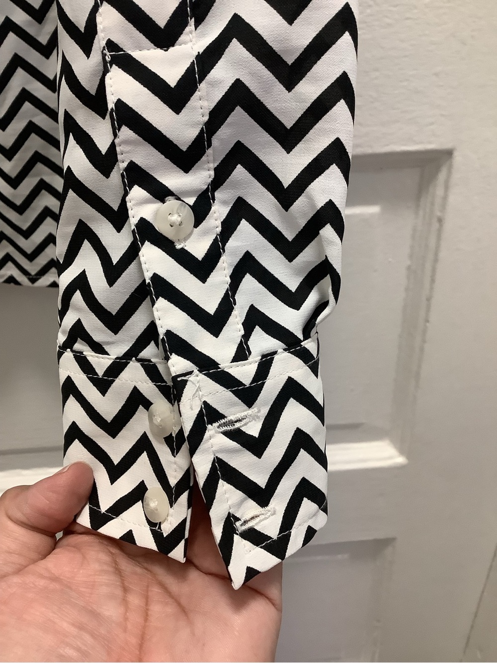American Eagle Outfitters Black & White Chevron Button-Down Shirt - Picture 7 of 9
